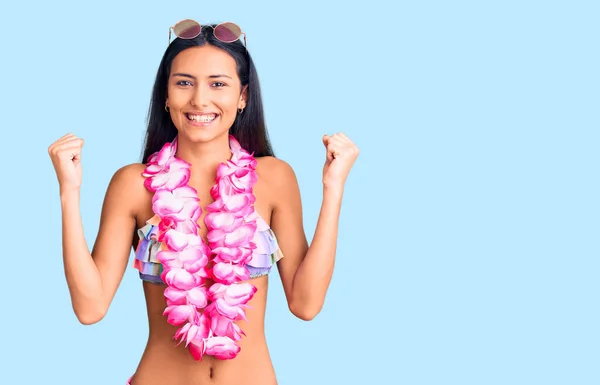 Junge Schöne Lateinamerikanische Mädchen Bikini Und Hawaiianischem Lei Schreien Stolz — Stockfoto