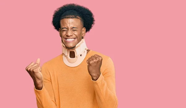 Hombre Afroamericano Con Pelo Afro Vistiendo Cuello Cervical Muy Feliz —  Fotos de Stock