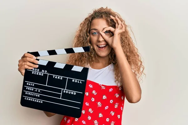 Piękne Biały Nastolatek Dziewczyna Gospodarstwa Wideo Film Clapboard Uśmiechając Szczęśliwy — Zdjęcie stockowe