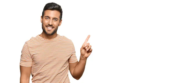 Hombre Hispano Guapo Usando Ropa Casual Con Una Gran Sonrisa —  Fotos de Stock