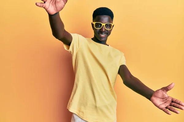 Joven Afroamericano Vestido Con Ropa Casual Gafas Mirando Cámara Sonriendo — Foto de Stock