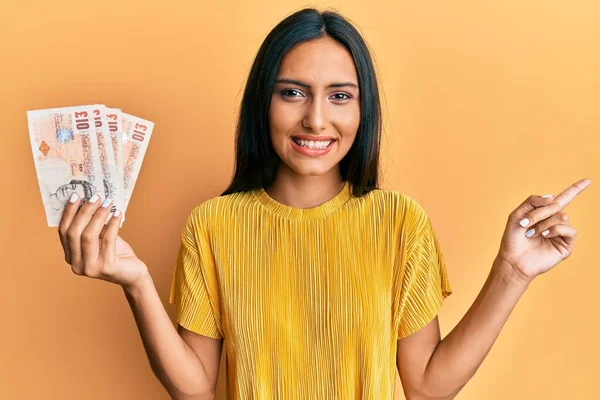 Genç Esmer Kadın Elinde Pound Tutuyor Banknotlar Gülümsüyor Elleri Parmakları — Stok fotoğraf