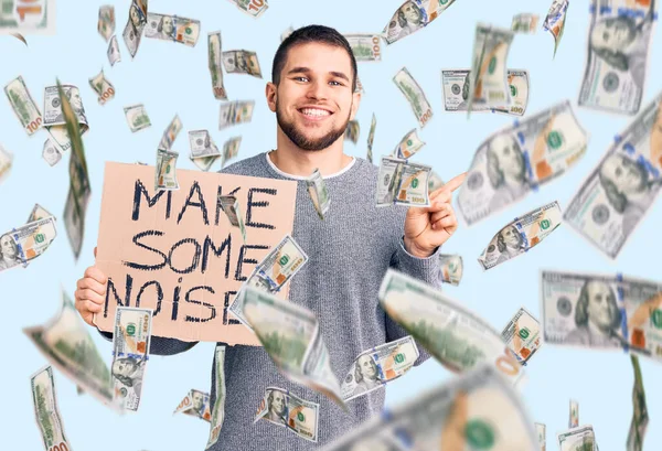 Joven Hombre Guapo Sosteniendo Hacer Poco Ruido Banner Sonriendo Feliz —  Fotos de Stock