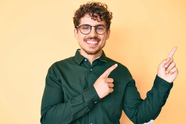 Young Caucasian Man Curly Hair Wearing Casual Clothes Glasses Smiling — Stock Photo, Image