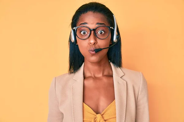 Junge Afroamerikanerin Mit Callcenter Agenten Headset Die Mit Lustigem Gesicht — Stockfoto