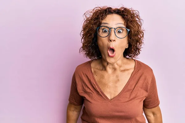 Bella Donna Matura Mezza Età Indossa Vestiti Casual Occhiali Spaventati — Foto Stock