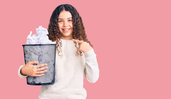 Schöne Junge Mädchen Mit Lockigem Haar Hält Papierkorb Voller Zerknüllter — Stockfoto