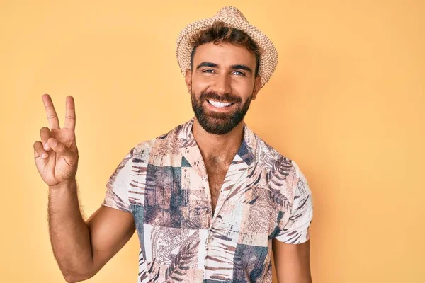 Joven Hombre Hispano Con Sombrero Verano Mostrando Señalando Con Los — Foto de Stock