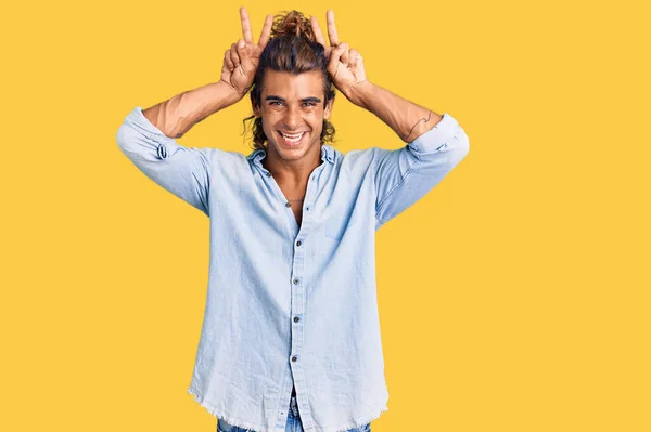 Νεαρός Ισπανόφωνος Άντρας Καλοκαιρινό Στυλ Ποζάροντας Αστείος Και Τρελός Δάχτυλα — Φωτογραφία Αρχείου