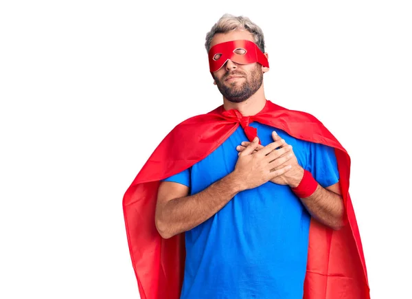 Jovem Loiro Vestindo Super Herói Custome Sorrindo Com Mãos Peito — Fotografia de Stock