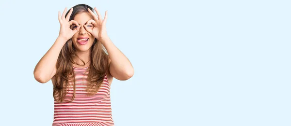 Mulher Branca Bonita Vestindo Roupas Casuais Fazendo Gesto Como Binóculos — Fotografia de Stock