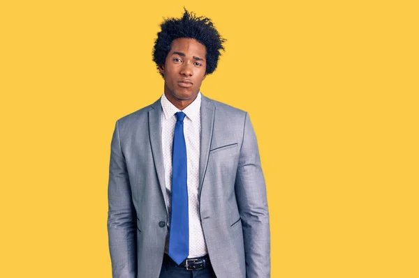 Hombre Afroamericano Guapo Con Pelo Afro Usando Chaqueta Negocios Deprimido —  Fotos de Stock