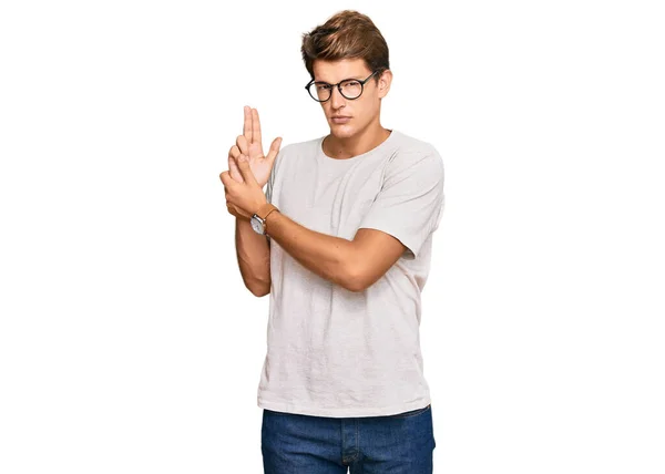 Pohledný Běloch Neformálním Oblečení Brýlích Symbolickou Pistolí Gestem Ruky Hrající — Stock fotografie