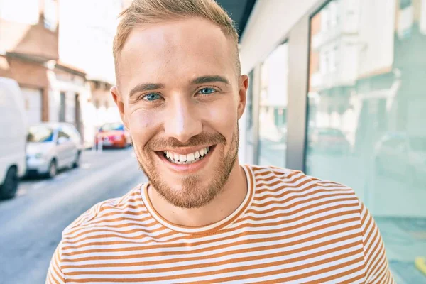 Joven Irlandés Sonriendo Feliz Caminando Calle Ciudad — Foto de Stock