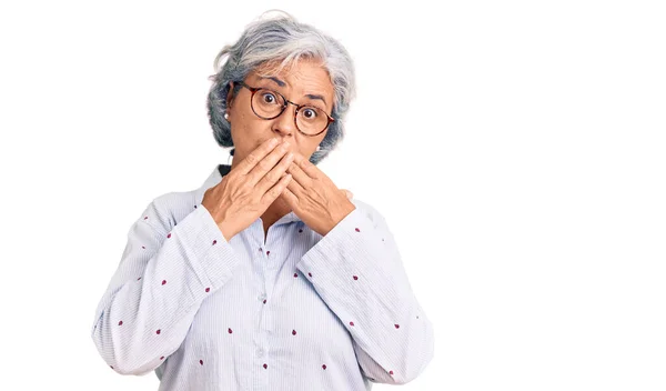 Eine Seniorin Mit Grauen Haaren Lässiger Businesskleidung Und Brille Schockte — Stockfoto