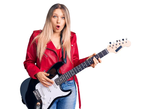 Jeune Belle Femme Blonde Jouant Guitare Électrique Effrayée Étonnée Avec — Photo