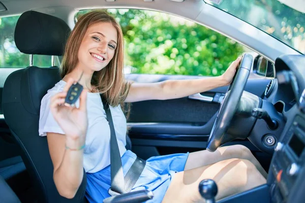 Young Beautiful Blonde Woman Smiling Happy Sitting Car Showing Key — Stock Photo, Image