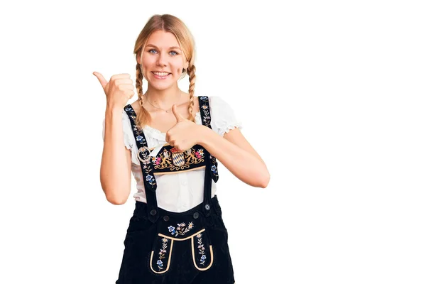Ung Vacker Blond Kvinna Bär Oktoberfest Klänning Pekar Baksidan Bakom — Stockfoto
