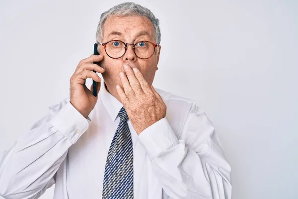 Uomo Anziano Dai Capelli Grigi Indossa Abiti Lavoro Avendo Conversazione — Foto Stock