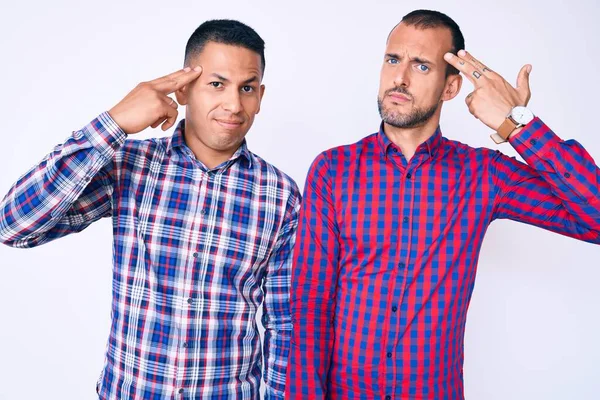 Genç eşcinsel iki adam, gündelik giysiler giyip, silah gibi el ve parmaklarını havaya kaldırarak ateş edip, öldürüyorlar.. 