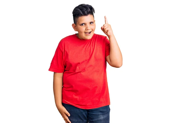 Kleiner Junge Lässiger Kleidung Zeigt Mit Erhobenem Zeigefinger Auf Erfolgreiche — Stockfoto