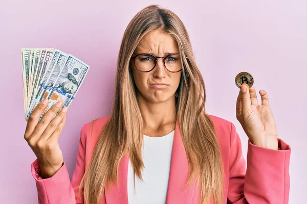 Jonge Blonde Vrouw Draagt Zakelijke Stijl Met Dollars Bitcoin Depressief — Stockfoto