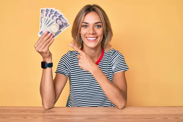 Mooie Kaukasische Vrouw Houdt Japanse Yen Bankbiljetten Glimlachend Gelukkig Wijzend — Stockfoto