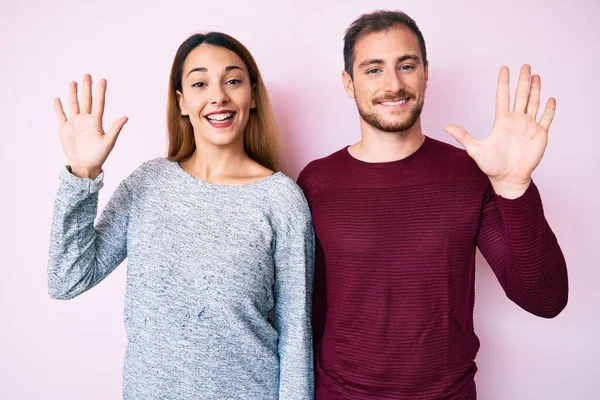 Belo Casal Vestindo Roupas Casuais Mostrando Apontando Para Cima Com — Fotografia de Stock