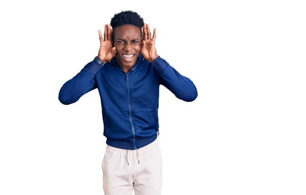 Jovem Afro Americano Vestindo Roupas Esportivas Tentando Ouvir Ambas Mãos — Fotografia de Stock