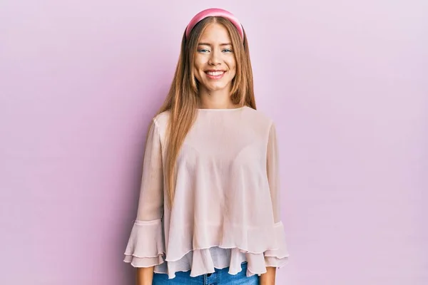 Hermosa Mujer Rubia Joven Con Camisa Casual Diadema Mirando Positiva —  Fotos de Stock