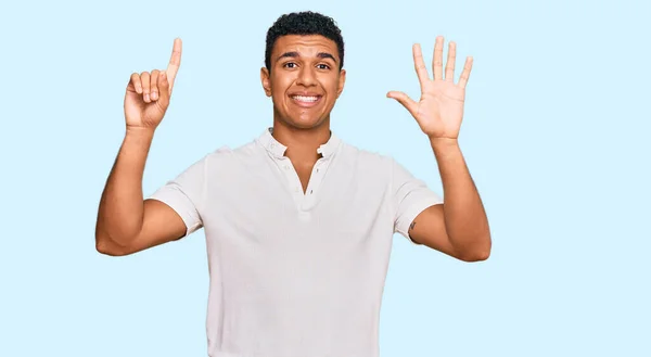 Jonge Arabier Man Draagt Casual Kleding Tonen Wijzen Met Vingers — Stockfoto