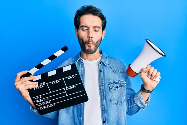 Junger Hispanischer Mann Mit Videokassette Und Megafon Der Fischgesicht Mit — Stockfoto