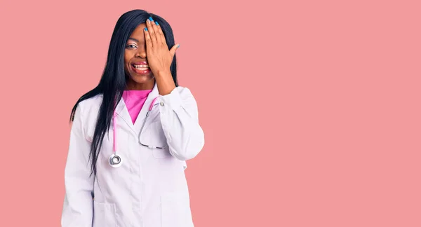 Mujer Afroamericana Joven Con Estetoscopio Médico Cubriendo Ojo Con Mano — Foto de Stock