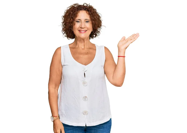 Güzel Orta Yaşlı Olgun Bir Kadın Günlük Beyaz Gömlek Giyiyor — Stok fotoğraf