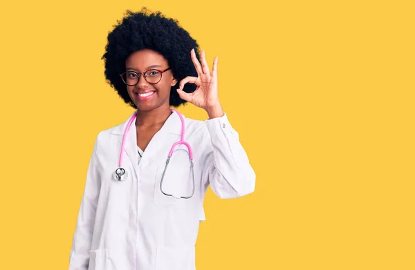 Fiatal Afro Amerikai Visel Orvosi Kabát Sztetoszkóp Mosolyogva Pozitív Csinál — Stock Fotó
