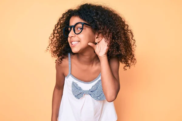 Afrykańskie Amerykańskie Dziecko Kręconymi Włosami Ubrane Luźne Ubrania Okulary Uśmiechnięte — Zdjęcie stockowe