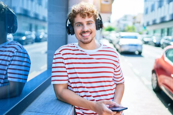 Giovane Uomo Caucasico Sorridente Felice Ascoltare Musica Con Cuffie Smartphone — Foto Stock