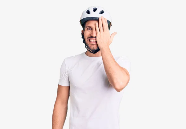 Jovem Homem Bonito Usando Capacete Bicicleta Cobrindo Olho Com Mão — Fotografia de Stock