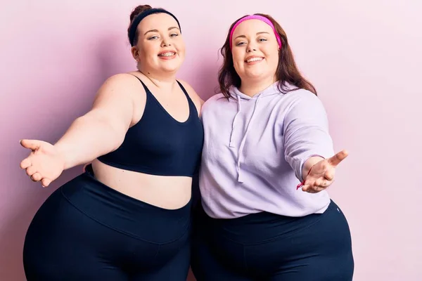 Young Size Twins Wearing Sportswear Looking Camera Smiling Open Arms — Stock Photo, Image