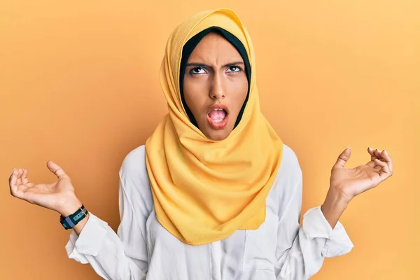 Junge Brünette Araberin Mit Traditionellem Islamischen Hijab Schal Verrückt Und — Stockfoto