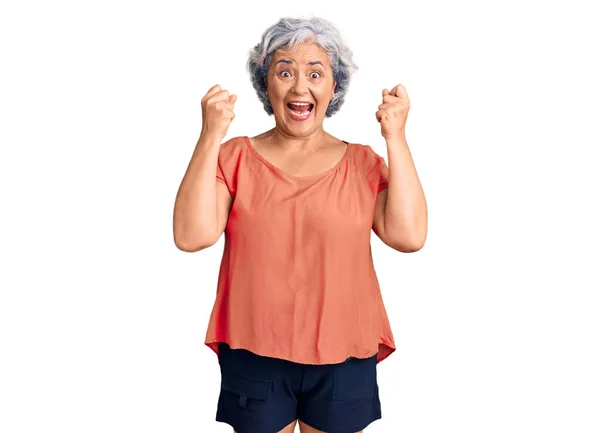 Gri Saçlı Turuncu Tişörtlü Yaşlı Kadın Gururla Bağırıyor Zaferi Kutluyor — Stok fotoğraf