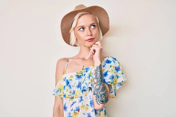 Ung Blond Kvinna Med Tatuering Bär Sommar Hatt Allvarliga Ansikte — Stockfoto