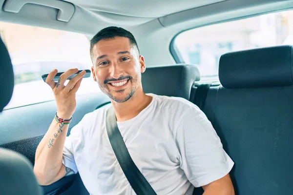 Ung Latinamerikansk Man Ler Glad Prata Smartphone Sitter Bilen — Stockfoto