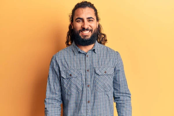 Genç Arap Adam Gündelik Giysiler Giyiyor Pozitif Mutlu Görünüyor Kendine — Stok fotoğraf