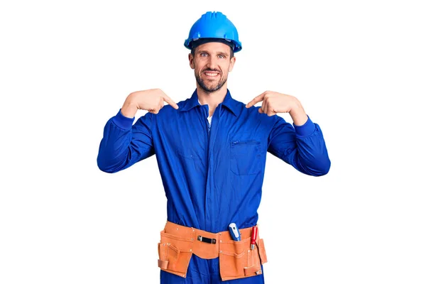 Ung Stilig Man Klädd Arbetare Uniform Och Hardhat Ser Säker — Stockfoto