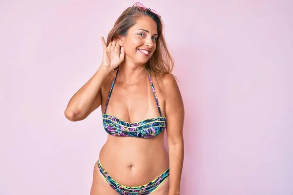 Mujer Hispana Mediana Edad Vistiendo Bikini Sonriendo Con Mano Sobre —  Fotos de Stock