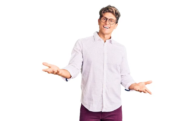 Junger Gutaussehender Mann Businesskleidung Und Brille Lächelt Fröhlich Mit Offenen — Stockfoto