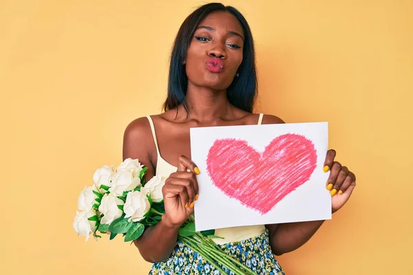 Jonge Afro Amerikaanse Vrouw Met Een Hart Trekkracht Bloemen Kijkend — Stockfoto