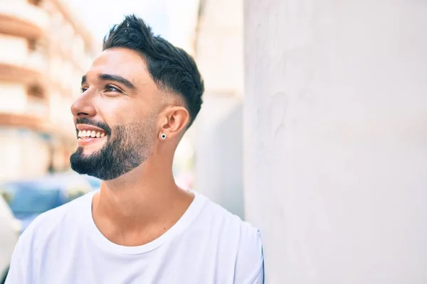 Jovem Árabe Homem Sorrindo Feliz Inclinando Parede Cidade — Fotografia de Stock