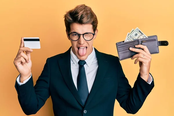 Elinde Kredi Kartı Cüzdanı Olan Yakışıklı Beyaz Bir Işadamı Dilini — Stok fotoğraf